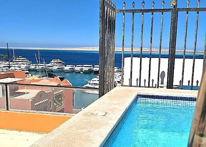 Centric Female-only Sofa Bed & Free Rooftop Pool *